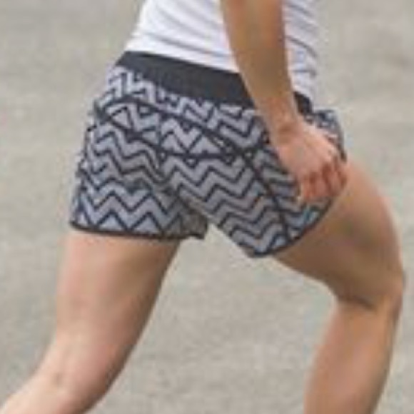 lululemon athletica Pants - NWT TDCV/BLK LULULEMON TRACKER SHORT II - - Size 2